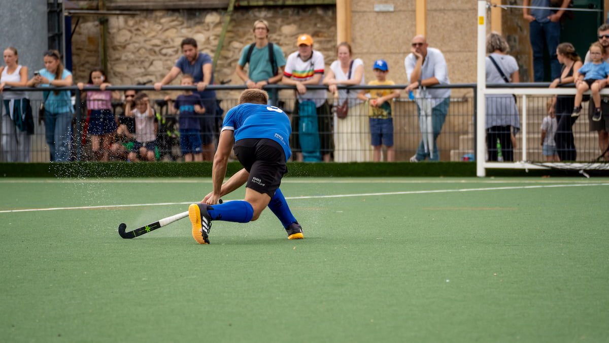 Un joueur de hockey frappe la balle